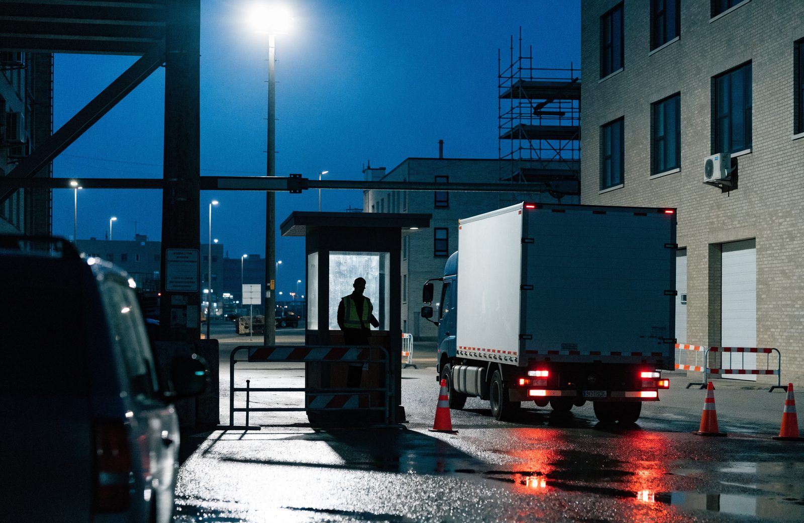 Night logistics at the marshalled delivery gate